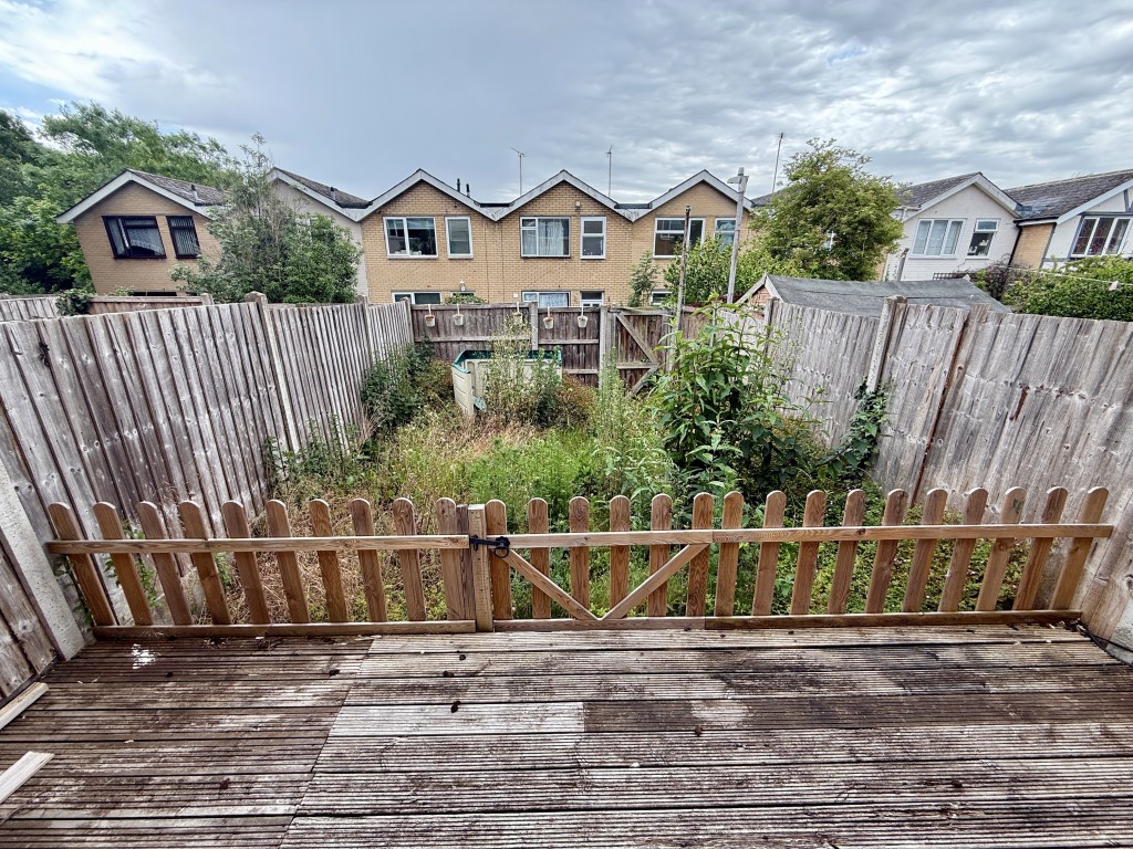Lot: 127 - THREE-BEDROOM HOUSE FOR IMPROVEMENT - Garden to rear